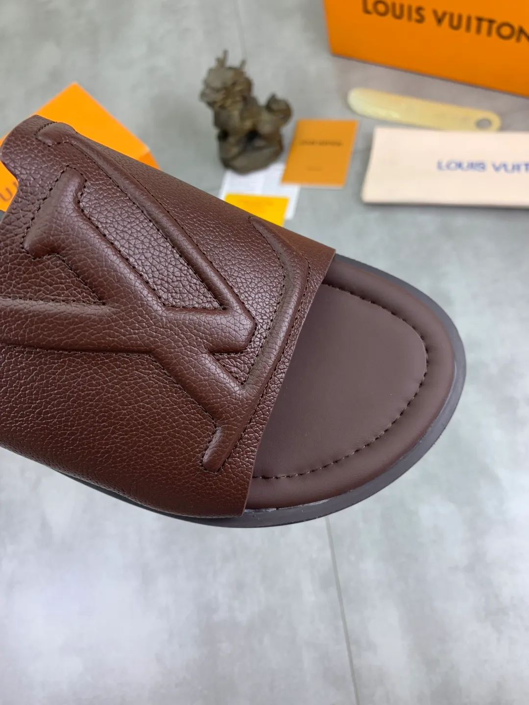 Men's shoes 💰P340 💰【New style】🆘 High quality 【LOUIS VUITTON】The popular Louis Vuitton LV men's slippers on the official website are on sale simultaneously! Original pebbled calfskin fabric imported from Italy. Original factory special supply. Size: 38-46. 4️⃣ colors available.